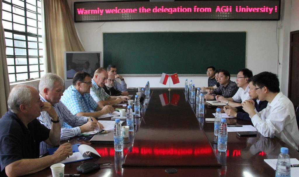 学校有关单位负责人与波兰AGH理工大学代表团商议合作事宜